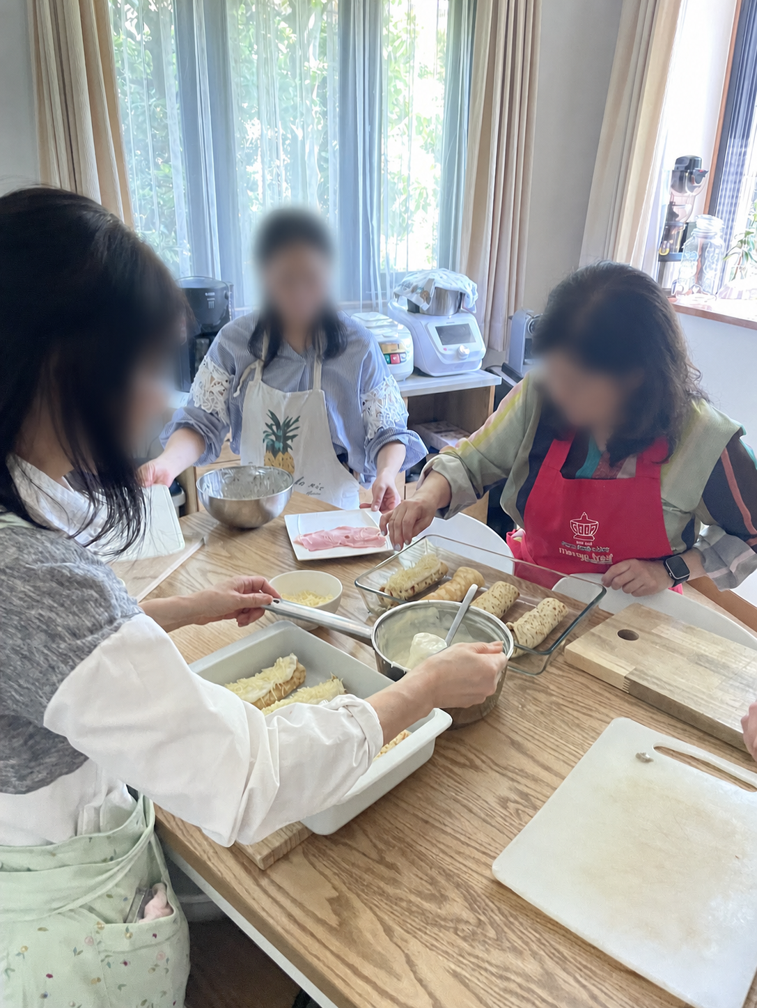 参加者が会話を楽しみながら一緒に家庭料理を作る様子
